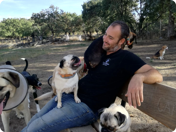 Julio acompañado por varios perros en las instalaciones de Coach Canino